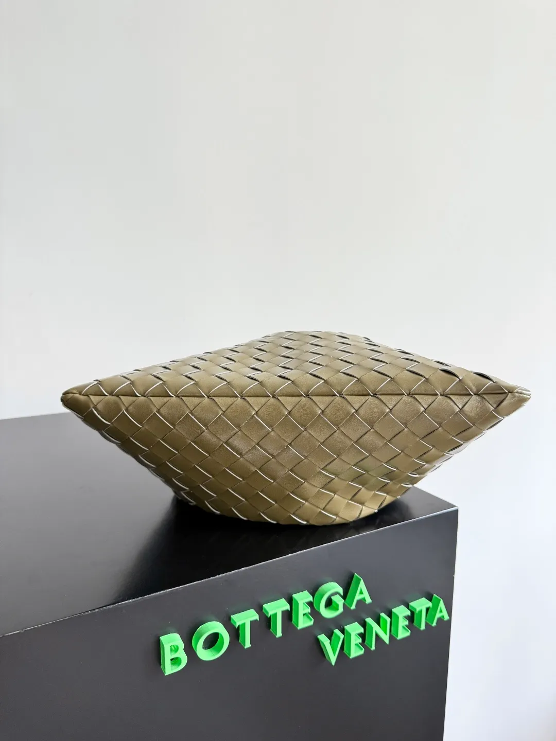 Batch 1560 Armpit bags have become a fashionable item that every girl has in their hands in recent years🛍️. The elegant and simple style has won the love of many people of different ages. However, there is an unavoidable trouble with armpit bags, that is, the capacity is too small, and BOTTEGA VENETA’s new Dustbag Considering people's travel needs, the capacity of garbage bags has been greatly upgraded. Folding umbrellas, water cups, and girls' makeup powder and lipstick can all be accommodated. It is very light and resistant to dirt. Even if you have a lot of things when traveling, it can reduce the burden to a certain extent. The shoulder straps are buckled and can be changed at will. It can be used for hand holding or as the liner of a large bag. After the drawstring is drawn, it looks like a cloud bag. It is very suitable for concave styling when traveling in summer🙋🏻‍♀️ Style number: 796728 Size: 32*23*1cm
